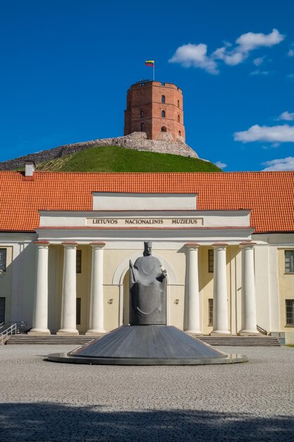 Façade du nouvel arsenal et musée national de la tour Gediminas de Lituanie sur fond Vilnius Lituanie