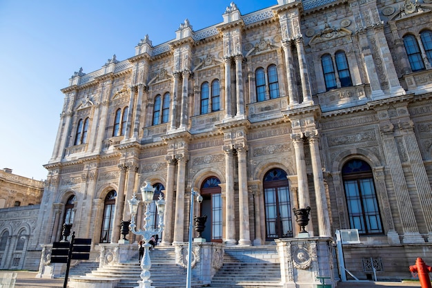 Façade Du Palais De Dolmabahce Avec Des Gens Dans Les Escaliers En Face D'elle à Istanbul, Turquie