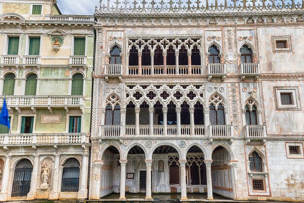 Façade du Palazzo Santa Sofia, alias Ca D'Oro (en anglais Golden House), le long du Grand Canal dans le quartier Cannaregio de Venise, Italie