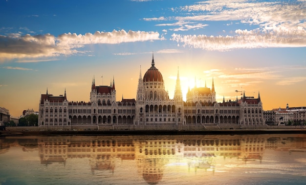 Façade du Parlement hongrois sur le Danube au lever du soleil