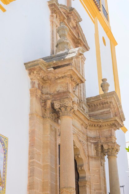 Façade de l'église avec garniture jaune à Marbella, Andalousie Espagne