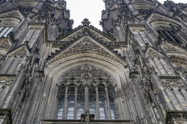 Photo la façade d'une église avec le mot praha sur le devant