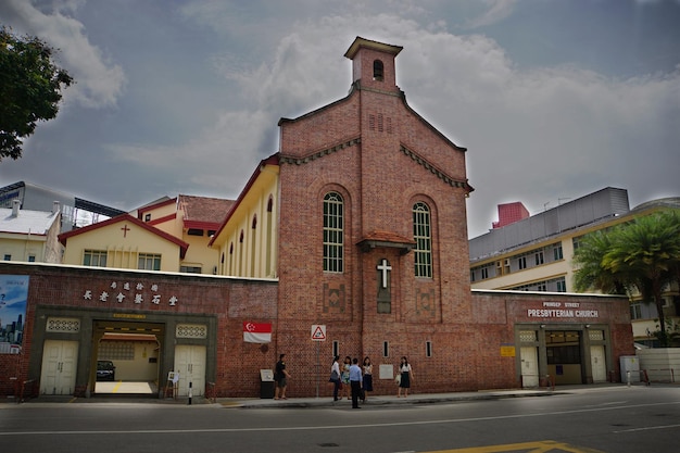 Photo façade de l'église presbytérienne par rue contre le ciel