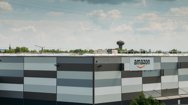 Façade de l'entrepôt Amazon au centre de distribution logistique