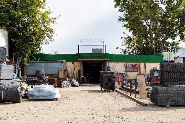 La façade de l'entrepôt en métal, un bâtiment commercial avec des entrées pour les voitures pour stocker des marchandises