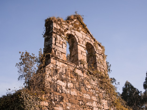 Façade d'un ermitage en ruine abandonné