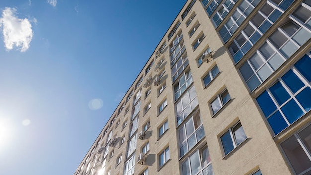 Façade d'un fragment de bâtiment résidentiel vue en contre-plongée contre le ciel