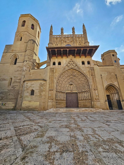 Façade gothique de la cathédrale d'Huesca