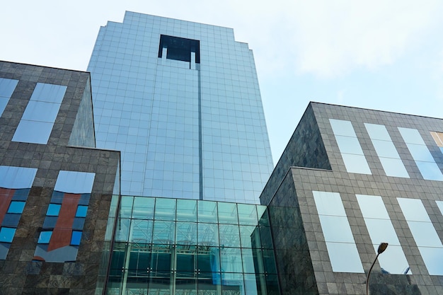 Photo façade de gratte-ciel dans l'extérieur du centre d'affaires de la ville