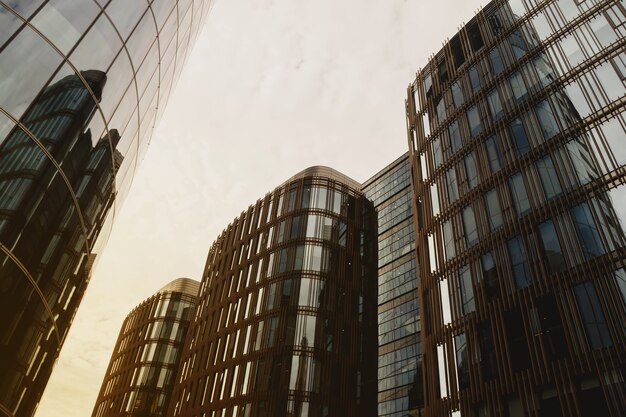 Façade de gratte-ciel de style moderne en verre et béton. Architecture du bâtiment dans le quartier des affaires de la métropole