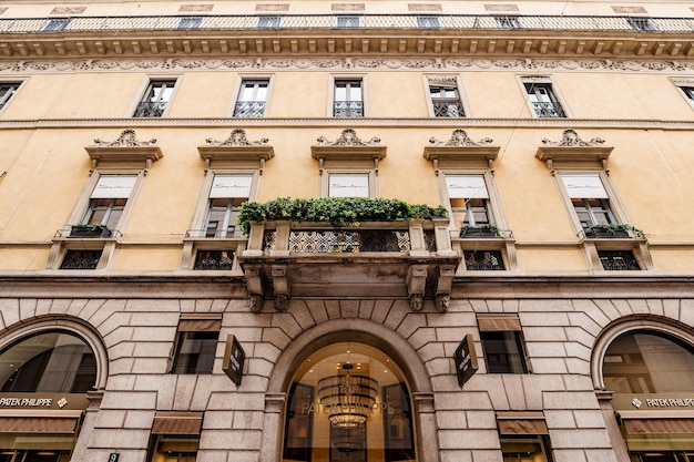 Façade d'un immeuble ancien avec arches et stuc milan italie