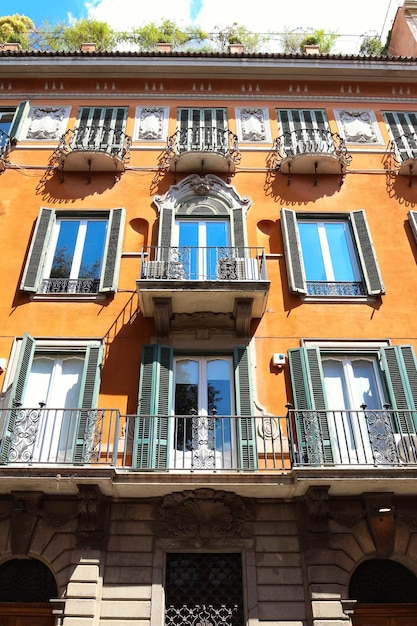 Façade d'un immeuble d'appartements italien européen coloré traditionnel à Rome Italie