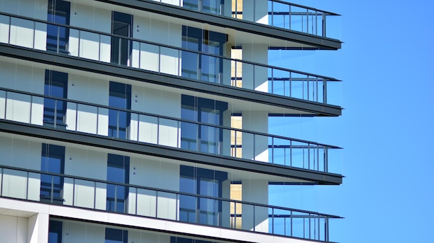 la façade d'un immeuble avec balcons