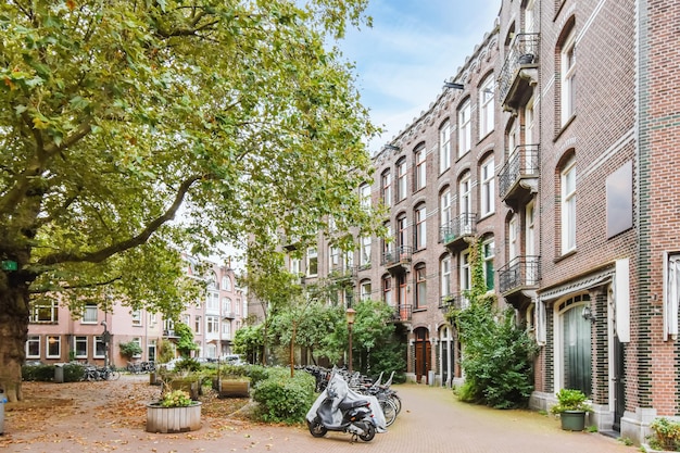 Façade d'un immeuble en brique à plusieurs étages