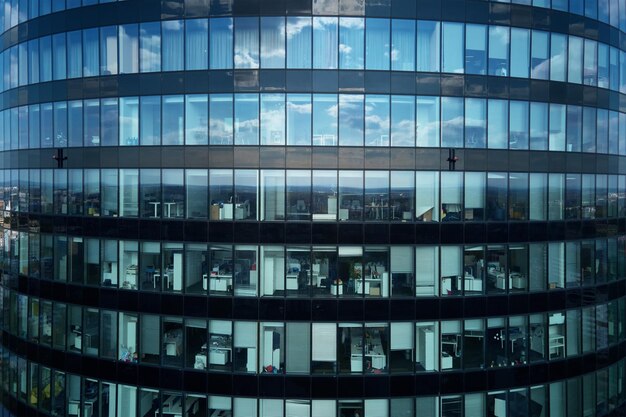 Façade d'immeuble de bureaux moderne