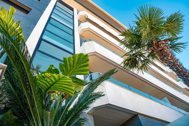 Façade d'un immeuble contre le ciel bleu