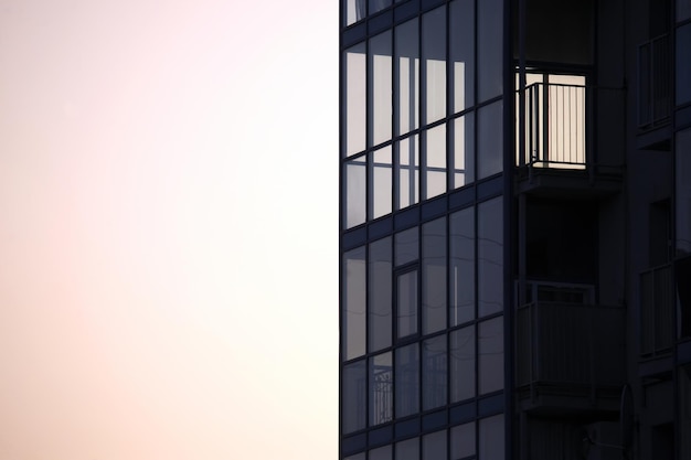 Façade d'immeuble contre le ciel