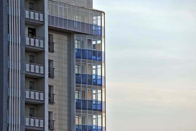 Façade d'immeuble contre le ciel