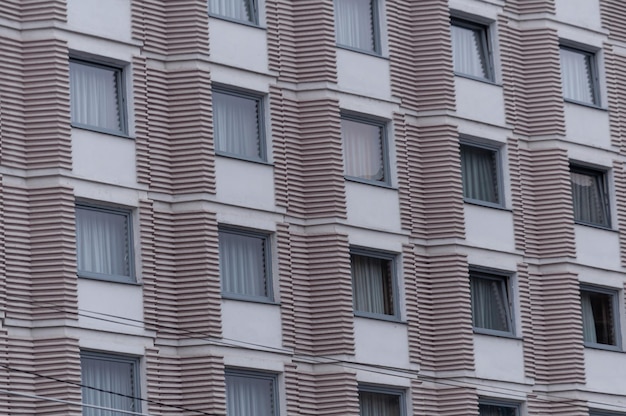 Photo façade d'un immeuble avec fenêtres en arrière-plan. vue de face.