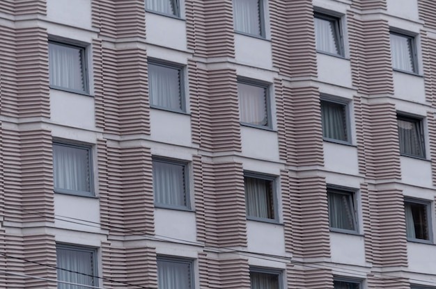 Façade d'un immeuble avec fenêtres en arrière-plan. Vue de face.