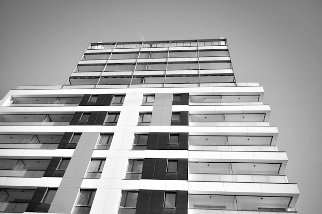 Façade d'un immeuble moderne noir et blanc