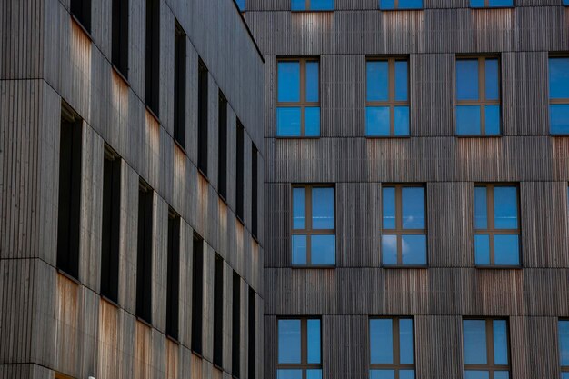 La façade d'un immeuble moderne à plusieurs étages dans le complexe résidentiel Seestadt à Vienne