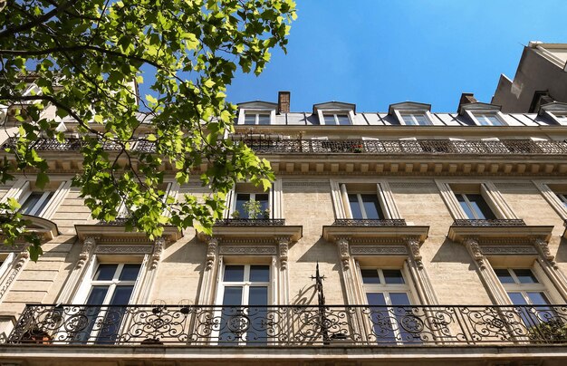 La façade de l'immeuble parisien