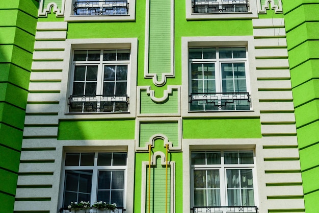 Façade de l'immeuble résidentiel moderne dans le quartier d'élite