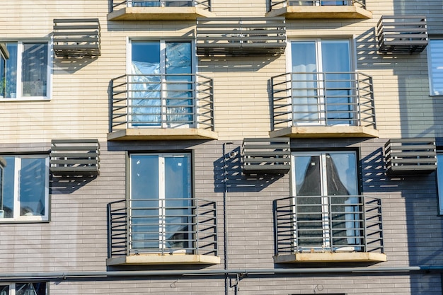 Façade de l'immeuble résidentiel moderne dans le quartier d'élite