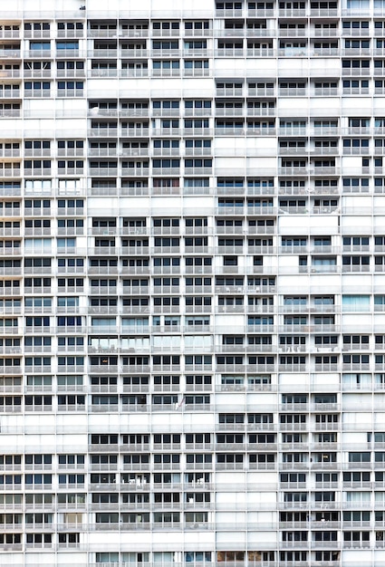 Façade d'un immeuble résidentiel à plusieurs étages avec fenêtres et balcons