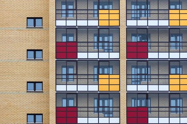 Façade d'immeubles d'habitation avec fenêtres et balcons