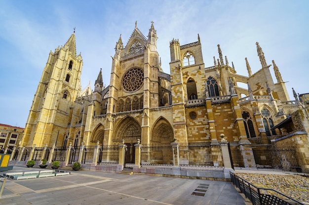 Façade latérale de l'immense cathédrale de la ville de Leon en Espagne