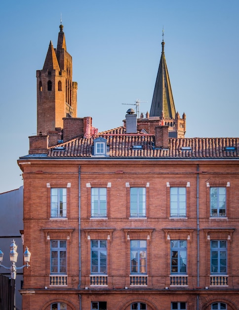 Façade de maison en brique typique au centre de la ville de Toulouse dans le sud de la France