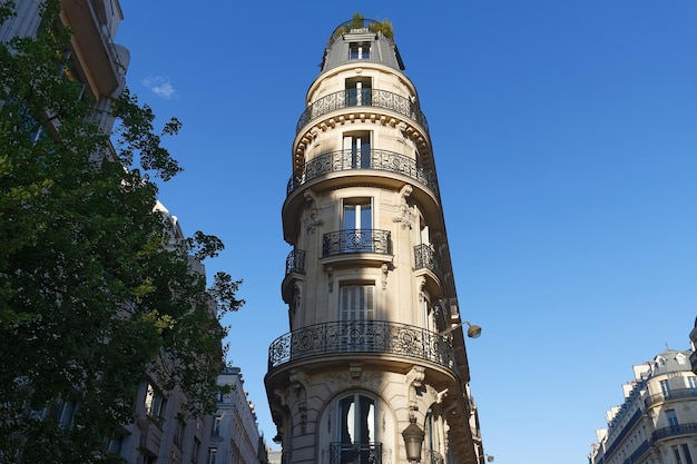 La Façade De La Maison Française Traditionnelle Avec Balcons Et Fenêtres Typiques De Paris