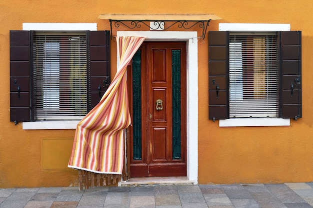 Façade de la maison jaune sur l'île de Burano. Venise, Italie