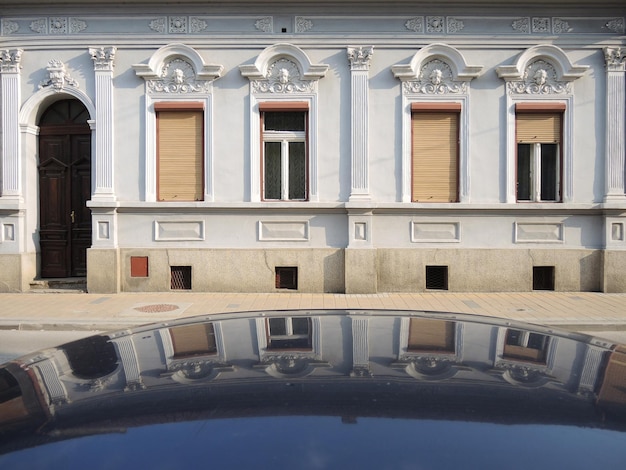 Façade de la maison avec reflet des fenêtres