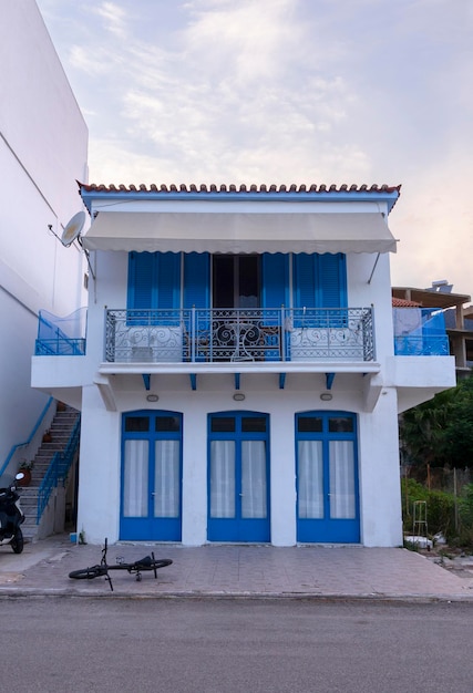 Façade d'une maison de style cycladique bleu et blanc dans la station balnéaire de Methana en Grèce