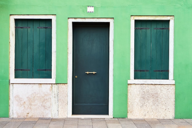 Façade de la maison verte sur l'île de Burano. Italie, Venise