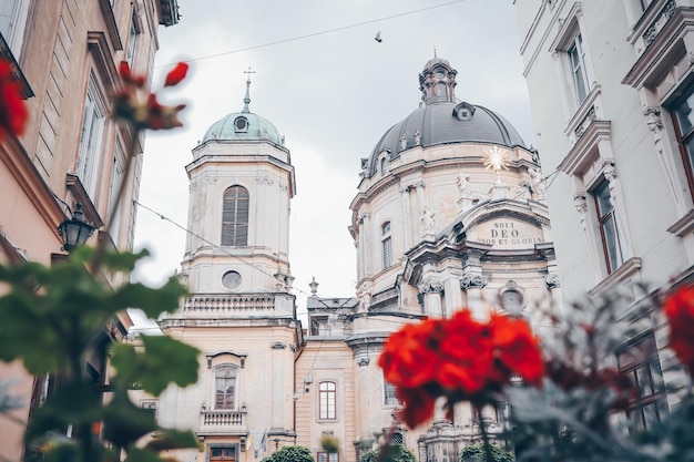 Façade de maisons de l'église et du bâtiment historique de Lviv