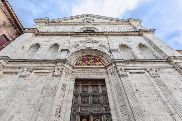 La façade en marbre de l'église Renaissance Sant Agostino Montepulciano Toscane Italie