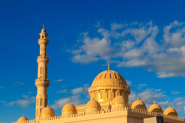 Façade de la mosquée El Mina Masjid à Hurghada, Egypte