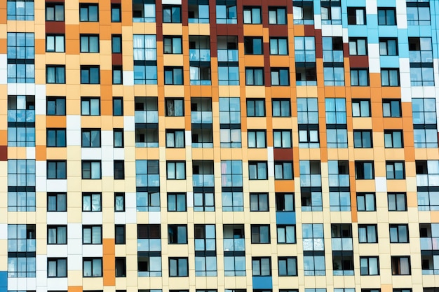 Façade multicolore d'un immeuble à plusieurs étages Vue d'un immeuble résidentiel coloré moderne à plusieurs étages