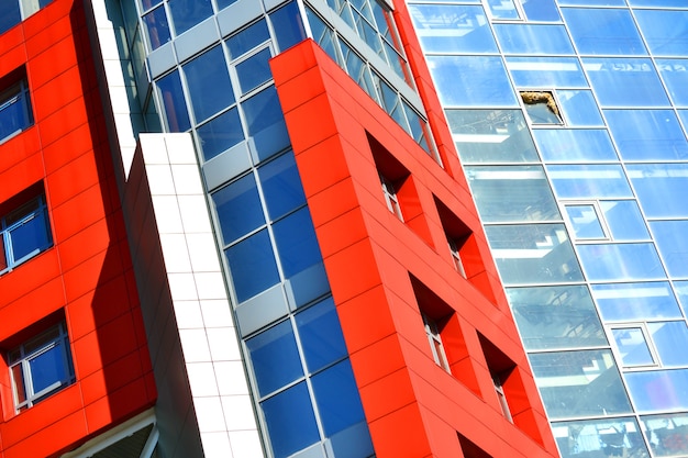 Façade de mur rouge d'un immeuble moderne