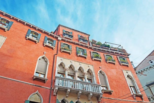 Façade orange d'un immeuble ancien à Venise Italie