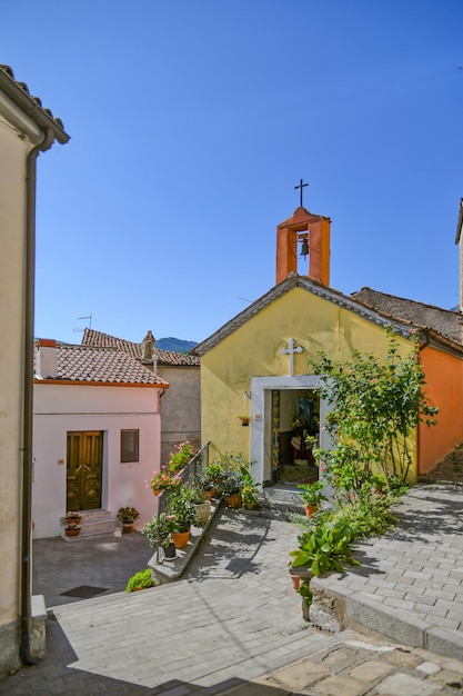 Façade d'une petite église à Castelsaraceno, une vieille ville de la Basilicate, en Italie