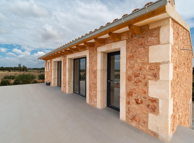 Façade en pierre supérieure et terrasse d'une maison de campagne à Majorque, Espagne