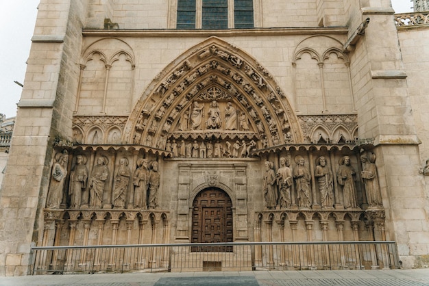 Façade principale de la cathédrale gothique de Burgos lors d'une journée ensoleillée. Burgos, Castille et Leon, Espagne - novembre 2021. Photo de haute qualité