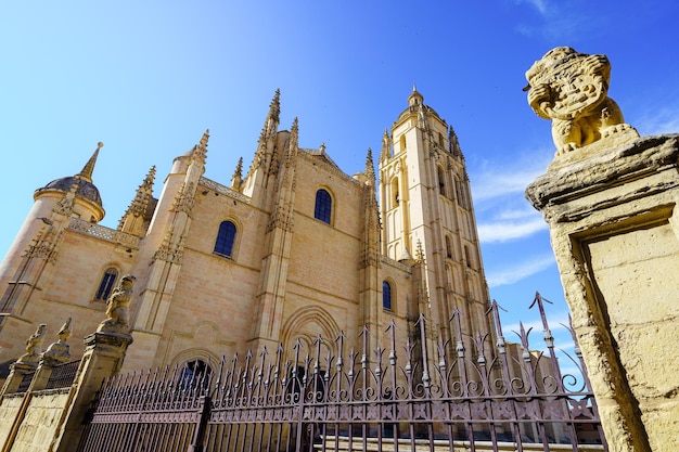 Façade principale de la cathédrale gothique de Ségovie dans la communauté de Castille et Leon Espagne