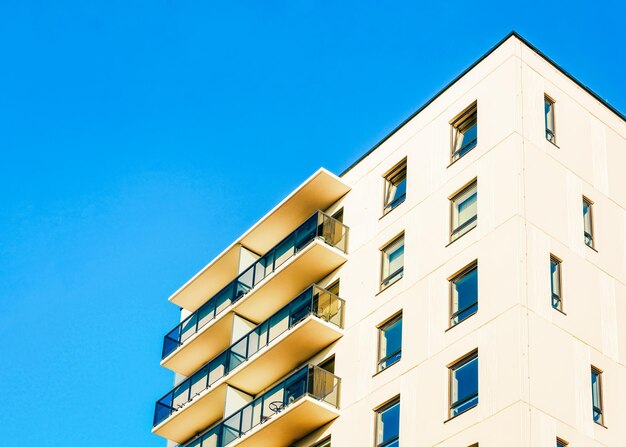 Façade résidentielle de maison d'appartement de l'UE avec un espace de copie vierge. Ciel bleu sur le fond.