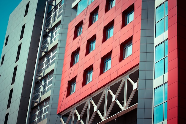 Façade rouge-bleu des bâtiments urbains